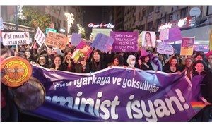 İzmir'de feminist gece yürüyüşünde kadınlar barikatı aştı