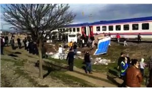 Tren kamyonete çarptı: 2 kişi yaralandı, 41 hayvan hayatını kaybetti