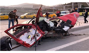 Kadıköy'de trafik kazası: Otomobil ikiye bölündü
