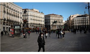 İspanya’da kapalı alanlarda maske zorunluluğu kaldırıldı