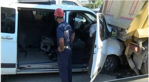 İşçileri taşıyan minibüs ile kamyon çarpıştı: 11 yaralı
