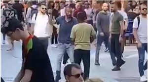 Kadıköy'de bir kişi elinde satırla yoldan geçenleri tehdit etti
