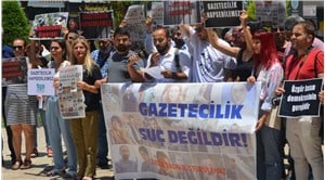 Mersin’de gazetecilerin tutuklanması protesto edildi: Haber alma hakkını savundular