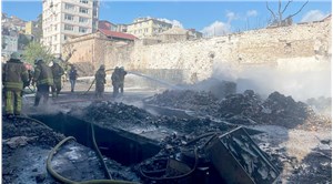 Fatih'te Kaçakçılık Şube Müdürlüğü'ne ait depoda çıkan yangın söndürüldü