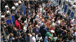 Cumartesi Anneleri, eylemlerinin 900. haftasında Galatasaray Meydanı'nda: Gözaltılar var!