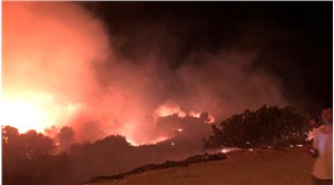 Çeşme'de yangın: 8 ev, 3 restoran tahliye edildi