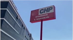 CHP Diyarbakır İl Başkanlığı’na giden kayyum heyetine alkışlı protesto: Binadan ayrıldılar