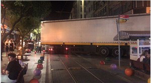 Sokakta sıkışan tır, Kadıköy trafiğini felç etti