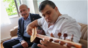 Kılıçdaroğlu, down sendromlu bağlama sanatçısı Çağatay Aras'ı ziyaret etti