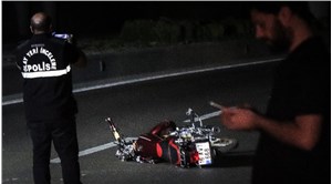 Bursa’da motosiklet devrildi: Yola savrulan iki kişinin üzerinden otomobil geçti