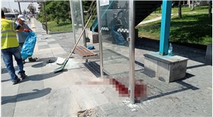 Ankara'da bir araç otobüs durağına daldı: Yaralılar var