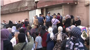Sultanbeyli'de indirim yapan mağaza izdiham nedeniyle kepenk kapattı
