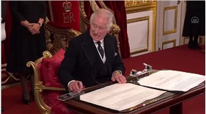 Kral 3. Charles’ın imza törenindeki gergin tavırları, sosyal medyada gündem oldu