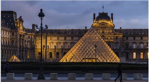 Fransa'da enerji tasarrufu adımları: Louvre Müzesi'nin piramidi erken söndürüldü