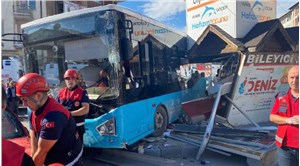 Sürücüsü kalp krizi geçiren halk otobüsü 4 araç ile büfeye çarptı: 7 yaralı