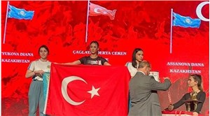 Ödül töreninde ilginç anlar: Türkiye ile Kazakistan arasında ‘bayrak yarışı’