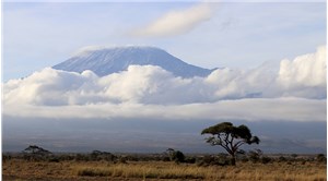 Kilimanjaro Dağı'ndaki yangın 2 gündür söndürülemiyor