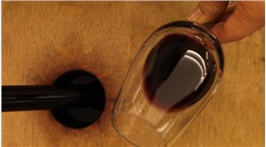 Zamları duyurduğu için ceza alan Özgür Aybaş, 'şarap' demeden şarap zammını paylaştı