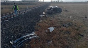 Afyon'da tren, hemzemin geçitte minibüse çarptı: 2 yaralı