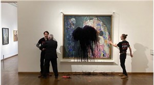Çevre aktivistleri Gustav Klimt’in eserine boya döktü