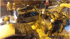 Fatih'te park halindeki araçlar yandı, patlama sesleri duyuldu