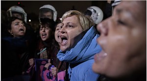 Taksimdeki 25 Kasım eylemine polis müdahalesi: Aralarında gazetecilerin de olduğu kadınlar gözaltında!