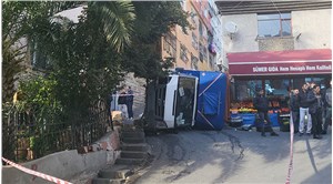 Beyoğlu'nda kaza: Freni boşalan kamyonet, doğalgaz borusuna çarparak devrildi