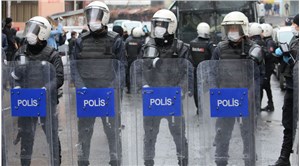 Gazeteci Beyza Kural'ı ters kelepçe ile gözaltına almaya çalışan polislere para cezası