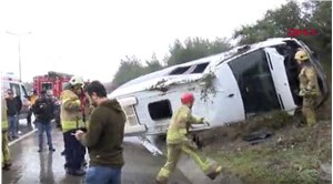 Eyüpsultan'da minibüs devrildi: 2'si ağır 10 kişi yaralı
