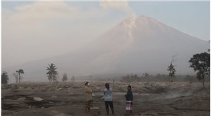 Endonezya'da Semeru Yanardağı patladı: 2 bin kişi tahliye edildi