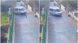 Arnavutköy'de bir servis minibüsü, yolda duran köpeği ezerek öldürdü