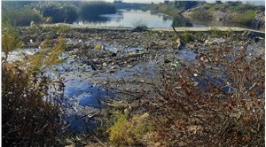 Büyük Menderes Nehri çöplüğe döndü: Suyun rengi siyaha büründü