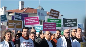 Doktorlar, Kadıköy İskelesi'nde yönetmelik değişikliklerini protesto etti: Ucuz işgücü olmayacağız