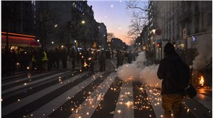 'Emeklilik yaşı' kararına tepkiler sürüyor: Binler, Paris sokaklarını doldurdu!