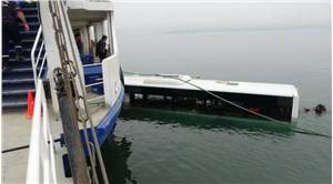 Malatya'da feribota yolcu taşıyan otobüs gölete düştü: 3 yaralı