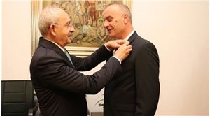 MHPden istifa etmişti: CHPye geçti, rozetini Kılıçdaroğlu taktı