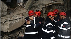 Hatay'da yıkılan 3 binanın enkazından 1'i çocuk 4 kişi kurtarıldı
