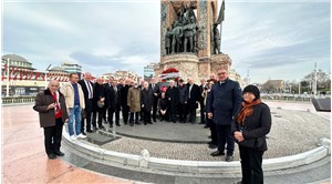 Artvinliler Hizmet Vakfı, depremler dolayısıyla Cumhuriyet Anıtı’na çelenk bıraktı