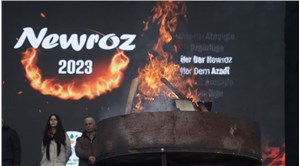 Bu yılki Newroz ateşi, depremde hayatını kaybedenler için yakıldı