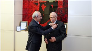 Eski AKP milletvekili CHP’ye katıldı, rozetini Kılıçdaroğlu taktı