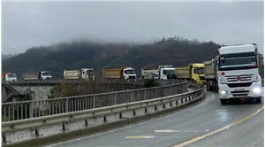 Cengiz İnşaat'ın taş ocağında çalışan kamyon işçileri kontak kapattı