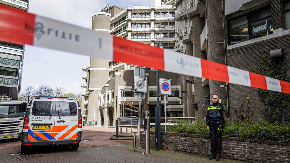 Hollanda'da bomba ihbarı: Parlamento binası boşaltıldı