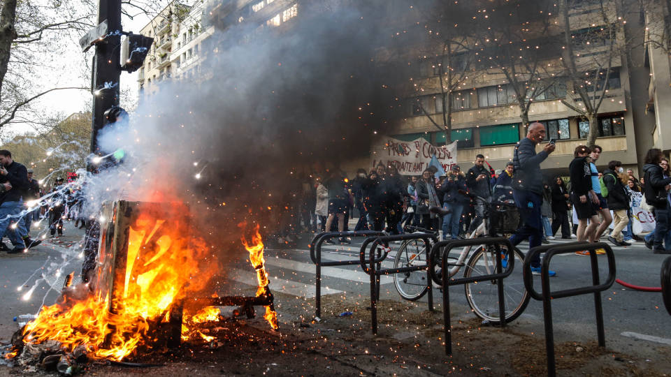Fransa'da tartışmalı yasa onaylandı, kitlesel gösteriler başladı