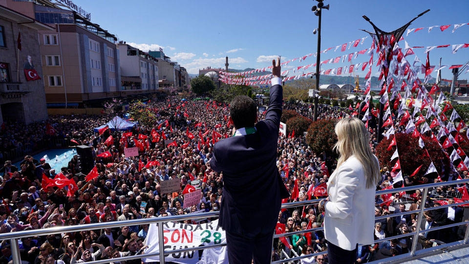 İmamoğlu gençlere 'sandık' çağrısı yaptı, AKP'nin 'mülakat' vaadine tepki gösterdi