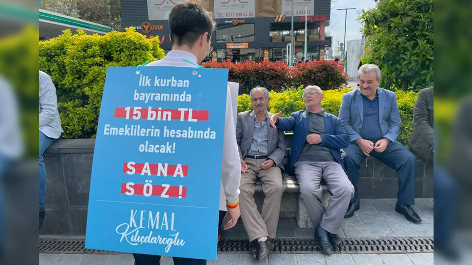 Kılıçdaroğlu’nun emeklilere vaadi ‘canlı billboard’ oldu