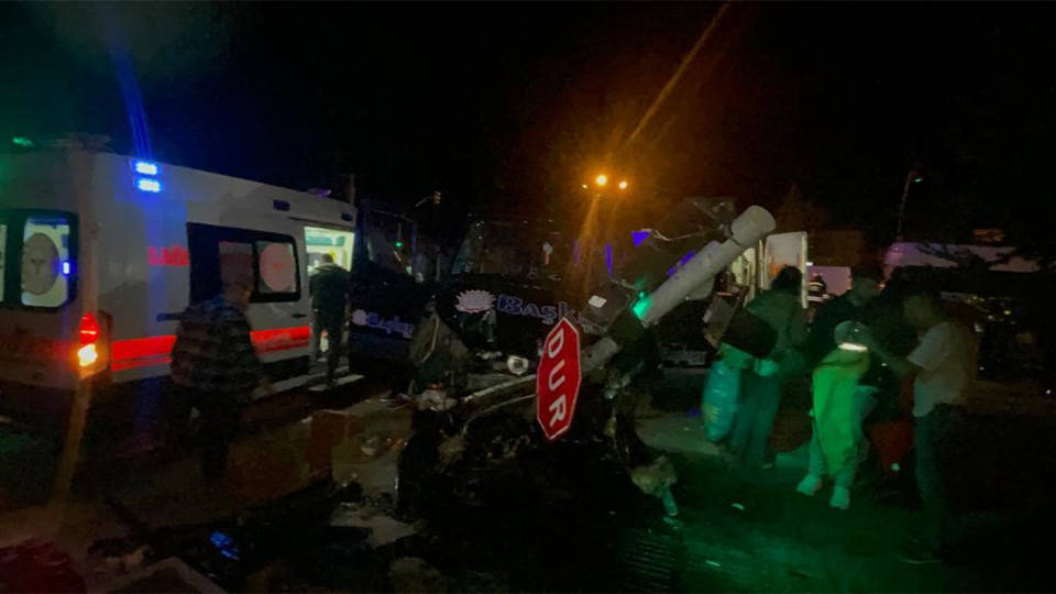 Tur minibüsü ile otomobil çarpıştı: 20 kişi yaralandı