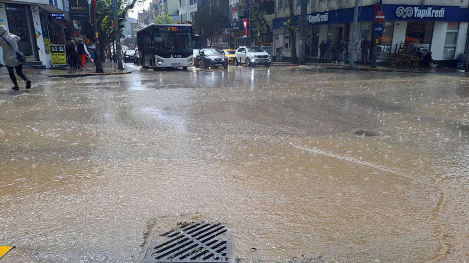 Bandırma'da yağmur etkili oldu