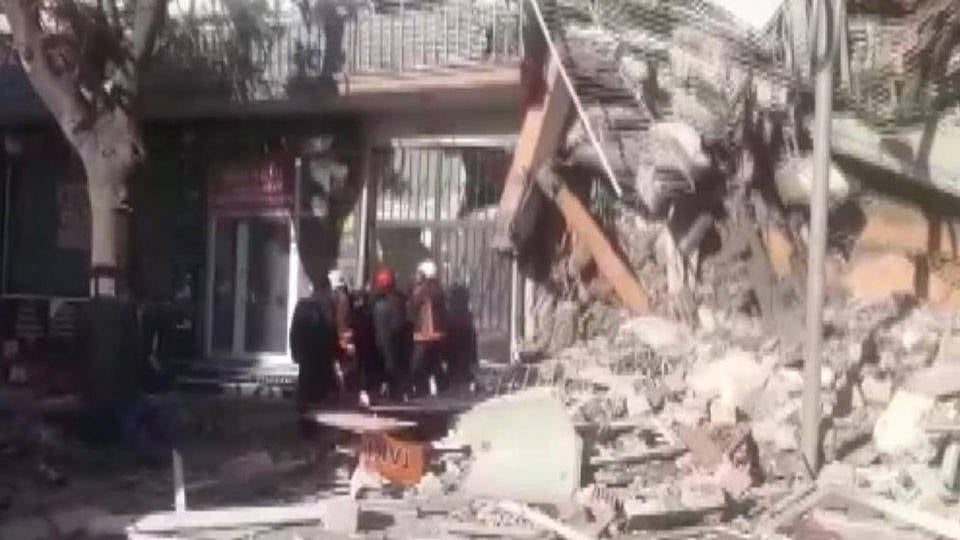 Malatya'da bina çöktü: Arama kurtarma çalışmaları başlatıldı