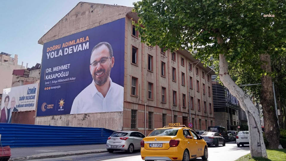 İzmir'de kamu binasına AKP'nin propaganda afişini astılar