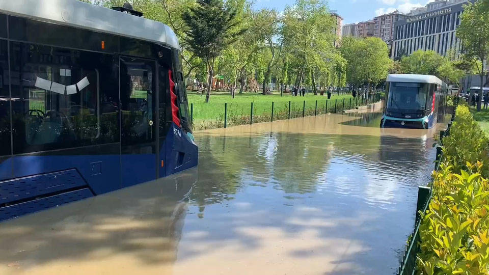 Eyüpsultan'da su borusu patladı, tramvaylar mahsur kaldı